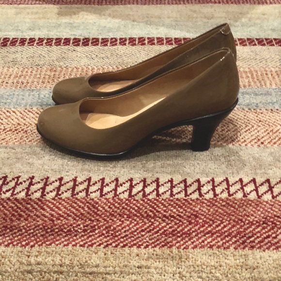Soft spot patent leather heels in taupe size 8 - Picture 2 of 7